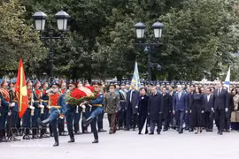 Генеральный секретарь ЦК КПВ, Президент Вьетнама То Лам, его супруга и высокопоставленная вьетнамская делегация прибывают к Могиле Неизвестного Солдата в Москве для возложения венка. (Фото: Тхонг Нят/ВИА)