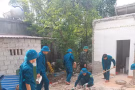 По состоянию на 10 июня 2026 года Военное командование провинции Тханьхоа направило 674 офицера и военнослужащих для оказания помощи семьям, имеющим право на участие в программе по ликвидации временного и ветхого жилья для родных детей участников революционной борьбы, подвергшихся воздействию токсичных химикатов. Общий объём выполненных работ составил 4 592 человеко-дня. (Фото: ВИА) 