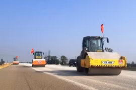 Подрядчики проекта скоростной автомагистрали «Север-Юг» срочно ускоряют ход работ, чтобы достичь уровня освоения средств. (Фото: Vietnam+)