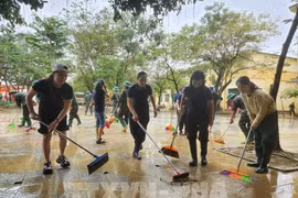 В школах предпринимаются срочные меры по расчистке после спада воды. (Фото: ВИA)