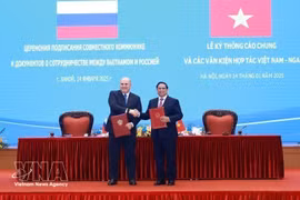 Премьер-министр Фам Минь Тьинь и его российский коллега Михаил Владимирович Мишустин подписывают Совместное коммюнике по итогам официального визита Председателя Правительства России во Вьетнам. Ханой, 14 января 2025 года. Фото: ВИА 