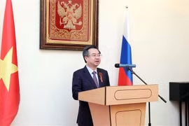 Постоянный заместитель секретаря городского партийного комитета Нгуен Тхань Нги выступает на церемонии, посвященной 80-летию Победы в Великой Отечественной войне. (Фото: ВИA)
