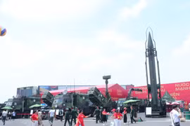 На выставке под открытым небом представлены ракеты и военная техника, разработанные и модернизированные группами оборонной промышленности Вьетнама. (Фото: ВИA)