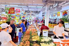 Общий объём розничных продаж товаров и доходов от потребительских услуг в 2025 году превысил 7 квадриллионов донгов (262,7 млрд долларов США), увеличившись на 9,2% по сравнению с 2024 годом. Иллюстративное изображение (Фото: ВИА). 