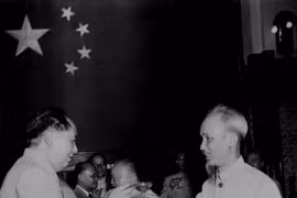 Председатель КНР Мао Цзэдун устраивает банкет для президента Хо Ши Мина и правительственной делегации Вьетнама во время их официального визита в Китай (Пекин, 8 июля 1955 года). (Фото: Архив)