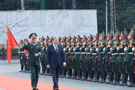 Генеральный секретарь ЦК КПВ То Лам (справа), который также является секретарем Центральной военной комиссии, обходит отряд почетного караула во время своего рабочего визита в 7-й военный округ 8 января. (Фото: ВИA)