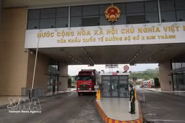 Грузовой автомобиль с вьетнамскими товарами проходит через международный автомобильный пункт пропуска Кимтхань № 2 в провинции Лаокай. (Фото: ВИА) 