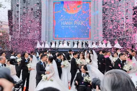 Массовая свадебная церемония для 80 пар на фестивале «Vietnam Happy Fest 2025», открывшемся в Ханое 6 декабря. (Фото: ВИА) 