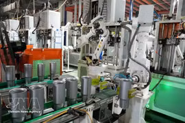 Автоматизированный робот работает на производственной линии компании CAYI Technology Vietnam Co., Ltd. в промышленном парке Йенфонг II-C города Бакнинь. (Фото: ВИА)