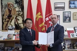 Сергей Сыранков, первый секретарь Центрального комитета Коммунистической партии Беларуси (справа), вручает поздравительное письмо Послу Вьетнама в Беларуси Нгуен Ван Чунгу по случаю XIV Национального съезда Партии. (Фото: ВИА) 