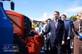 Премьер-министр Ле Минь Хынг осматривает экспозицию высокотехнологичных транспортных средств на выставке социально-экономического потенциала Татарстана. (Фото: Зыонг Зянг/ВИА) 