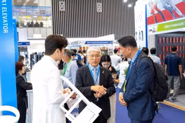 Посетители знакомятся с экспозицией Vietnam Elevator Expo 2025 в городе Хошимине. Фото: VietnamPlus. 