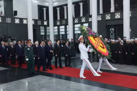 Делегация Центрального комитета Коммунистической партии Вьетнама во главе с Генеральным секретарем То Ламом отдает дань уважения бывшему Президенту государства Чан Дык Лыонгу. (Фото: ВИA)