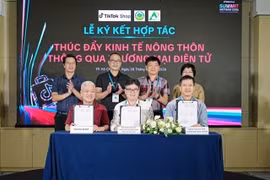 Церемония подписания соглашения между TikTok Vietnam, Центральным координационным офисом Национальной целевой программы и Центром содействия торговле сельскохозяйственной продукцией и охране окружающей среды о развитии сельской экономики посредством электронной коммерции, состоявшаяся 28 июля в городе Хошимине. (Фото предоставлено TikTok Vietnam) 