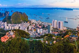 Наряду со знаменитым заливом Sun World Ha Long является оживлённым центром развлечений, где насыщенная программа продолжается с утра до вечера. (Фото: Sun Group) 