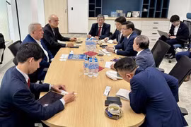 Председатель Petrovietnam Ле Мань Хунг встречается с представителями Болгарского атомного форума (BULATOM). (Фото: petrotimes.vn) 
