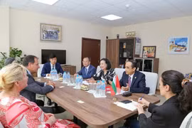 Посол Вьетнама в Болгарии Нгуен Тхи Минь Нгует и профессор, доктор наук Нгуен Хыу Ту, ректор Ханойского медицинского университета, встречаются с профессором Бойчо Ланджовым, ректором Медицинского университета Софии. (Фото: ВИА) 