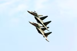Эскадрилья истребителей Су-30МК2 ВВС Вьетнама демонстрирует воздушное шоу на Международной выставке вооружений Вьетнама 2024. (Фото: ВИА)
