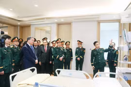 Генеральный секретарь партии То Лам и несколько ключевых политических деятелей посещают Институт охраны здоровья центральных чиновников и Клинический институт инфекционных заболеваний. (Фото: ВИA)