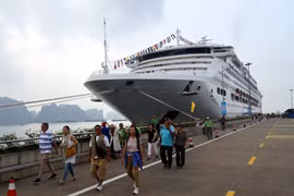 Круизное судно *Pacific World* доставило около 1 700 туристов в провинцию Куангнинь. (Фото: VietnamPlus) 