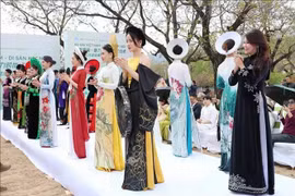 Коллекция «аозай» дизайнера Хань Фыонг на показе мод (Фото: ВИA) 