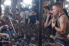 Иностранные туристы любят покупать сувениры на ночном рынке в Старом квартале Ханоя. (Фото: ВИА)