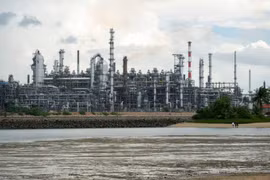 Нефтеперерабатывающий завод на острове Пулау-Буком в Сингапуре. (Фото: Синьхуа/ВИА) 