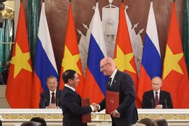 Генеральный секретарь ЦК КПВ То Лам и президент РФ Владимир Путин во время обмена соглашениями о сотрудничестве в нефтегазовой отрасли и протоколами о деятельности совместных предприятий «Вьетсовпетро» и «Русвьетпетро» между вице-премьером, министром иностранных дел Вьетнама Буй Тхань Шоном и вице-премьером РФ Дмитрием Чернышенко. (Фото: ВИA)