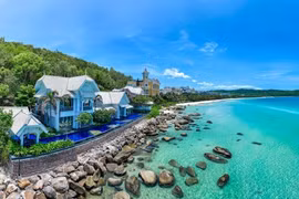 Курорт JW Marriott Phu Quoc Emerald Bay Resort и множество роскошных особняков украшают идеальный пляж Байкем. (Фото: Sun Group)