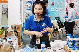 Прямая трансляция (livestream) по продвижению продукции для онлайн-покупателей. Фото: nhandan.vn 