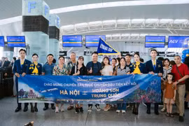 Пассажиры садятся на рейс Vietravel Airlines, соединяющий Ханой и Хуаншань (Фото: ВИA)