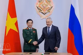 Заместитель премьер-министра, министр национальной обороны, генерал армии Фан Ван Зянг встречается с генералом армии Сергеем Шойгу, Секретарем Совета Безопасности Российской Федерации. Фото: ВИА. 