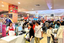 Потребители делают покупки в супермаркете. Фото: Дык Зюй/Vietnam+
