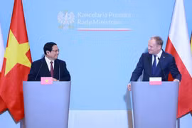 Премьер-министр Фам Минь Тьинь (слева) и его польский коллега Дональд Туск на совместной пресс-конференции в Варшаве 16 января. (Фото: ВИA)