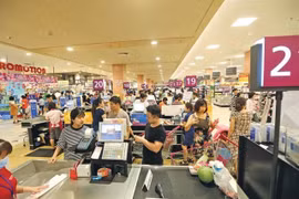 Покупатели в торговом центре Aeon в Лонгбьене, Ханой. (Фото: ВИA)