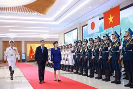 Премьер-министр Ле Минь Хынг и его японская коллега Такаити Санаэ обходят строй почётного караула Вьетнамской народной армии. (Фото: ВИА) 