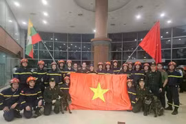 Вьетнамская спасательная группа прибыла в аэропорт Янгона в Мьянме 30 марта днем (Фото: ВИA)