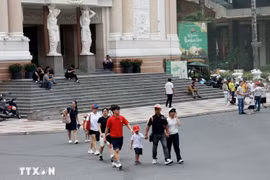 Посетители прогуливаются по площади Ламшон перед оперным театром Хошимина. (Фото: ВИA)