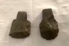 Каменные топоры возрастом несколько тысяч лет, обнаруженные в пещере Эн в национальном парке Фонгня-Кебанг. Фото: ВИА. 