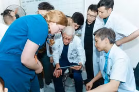 Профессор Томас Фред Голден и вьетнамские специалисты обсуждают клинический случай. (Фото: VietnamPlus) 