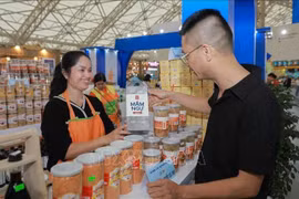На стенде представлена продукция программы OCOP из провинции Куангнинь на Осенней ярмарке 2025 года. (Фото: ВИА) 