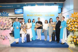 Авиакомпания Vietnam Airlines проводит церемонию встречи экипажа и пассажиров первого рейса из Хошимина в Пекин, Китай, через международный аэропорт Пекин Даксин. (Фото: ВИA)
