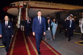 Премьер-министр Испании Педро Санчес прибыл в международный аэропорт Нойбай в Ханое. (Фото: ВИA)