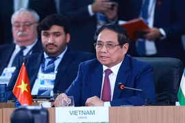 Премьер-министр Фам Минь Тьинь выступает на заседании высокого уровня по теме «Укрепление многостороннего миропорядка, финансово-экономические вопросы и искусственный интеллект» в рамках расширенного саммита БРИКС 2025 в Рио-де-Жанейро. (Фото: ВИA)