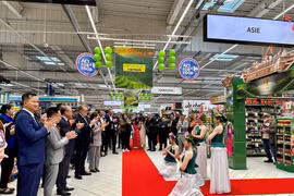 Церемония открытия Недели вьетнамских товаров во Франции в гипермаркете Carrefour Collégien. (Фото: ВИA)