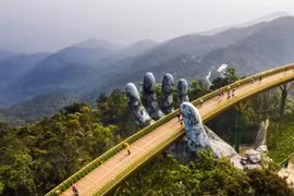 Знаменитый Золотой мост в туристическом комплексе Sun World Ba Na Hills был выбран Lonely Planet в качестве главной иллюстрации при включении Дананга в число лучших туристических направлений 2027 года.
