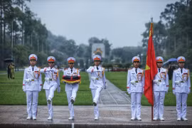 Почетный караул проводит церемонию поднятия приспущенного флага в честь бывшего президента Чан Дык Лыонга. (Фото: ВИA)