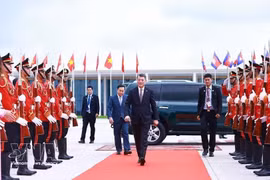Премьер-министр Ле Минь Хынг покидает Пномпень в полдень 10 октября, завершив двухдневный официальный визит в Камбоджу. (Фото: ВИА)