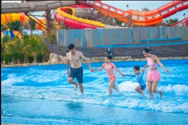 Туристы отдыхают и участвуют в развлечениях в аквапарке Aqua Adventure в квартале Ратьзя города Хошимина. (Фото: SGGP) 