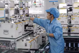 Производство электронных компонентов на предприятии DBG Technology Vietnam Co., Ltd. в промышленном парке Йенбинь провинции Тхайнгуен. (Фото: ВИА) 